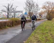 Na zdjęciu przeznaczona do remontu droga rowerowa wzdłuż ul. Krzywoustego