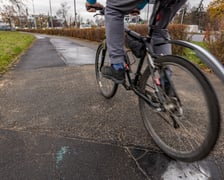 Na zdjęciu przeznaczona do remontu droga rowerowa wzdłuż ul. Krzywoustego