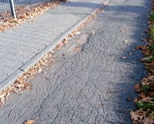 Na zdjęciu przeznaczona do remontu droga rowerowa wzdłuż ul. Krzywoustego