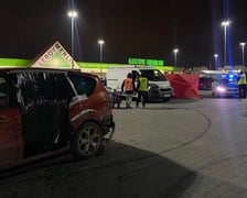 Na zdjęciu miejsce zdarzenia na parkingu Auchan Bielany