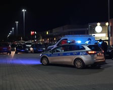 Na zdjęciu miejsce zdarzenia na parkingu Auchan Bielany