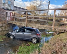 Wypadek w Sadach Dolnych, auto wpadło do rzeki