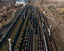 Wagony kolejowe stoją na bocznicy na wrocławskim Brochowie. Widok z drona