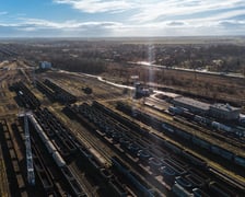 Wagony kolejowe stoją na bocznicy na wrocławskim Brochowie. Widok z drona