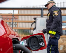 Przekazanie auta elektycznego straży miejskiej pod UM Wrocławia przy ul. Hubskiej
