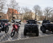 <p>Na zdjęciu nowe pojazdy, kt&oacute;re będą wykorzystywane przez policjant&oacute;w z Dolnego Śląska</p>