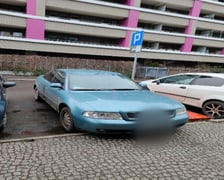Na zdjęciu widać auta "mistrzów parkowania" z Wrocławia