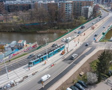Pierwszy raz w historii na moście Dmowskiego pojawił się tramwaj. Przejeżdżał kilka razy z różnymi prędkościami - były to dynamiczne próby obciążeniowe mostu, który został wzmocniony na potrzeby nowego torowiska. Pojadą nim tramwaje przez Popowice.