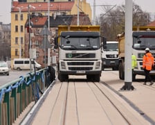 Wzmocniony most Dmowskiego pomyślnie przeszedł próby obciążeniowe. Wjechały na niego cztery 30-tonowe ciężarówki, a inżynierowie badali, jak zachowuje się konstrukcja.