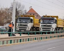Wzmocniony most Dmowskiego pomyślnie przeszedł próby obciążeniowe. Wjechały na niego cztery 30-tonowe ciężarówki, a inżynierowie badali, jak zachowuje się konstrukcja.