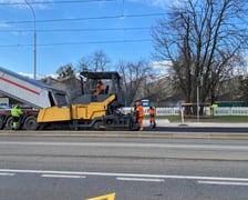 Układanie asfaltu na budowie przystanków wiedeńskich na ulicy Grabiszyńskiej.