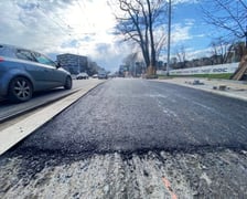 Układanie asfaltu na budowie przystanków wiedeńskich na ulicy Grabiszyńskiej.