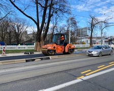 Układanie asfaltu na budowie przystanków wiedeńskich na ulicy Grabiszyńskiej.