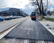 Układanie asfaltu na budowie przystanków wiedeńskich na ulicy Grabiszyńskiej.