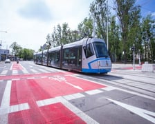 <p class="MsoNormal">Ten nowy odcinek tor&oacute;w może nie jest spektakularny, jeśli chodzi o długość, ale bardzo ważny. Zmienił układ komunikacyjny. Tory na ul. Pułaskiego zyskały połączenie z torami w ul. Hubskiej.</p>
<p class="MsoNormal">Wcześniej tramwaje jadące z Tarnogaju czy Gaju musiały z Hubskiej skręcać w Glinianą. Wybudowanie tor&oacute;w od wysokości ul. Glinianej do Dyrekcyjnej, kt&oacute;re skręcają pod wiadukt kolejowy i dochodzą do Pułaskiego i Małachowskiego stworzyło nowe możliwości.</p>
<p class="MsoNormal">W 2019 roku ruszył tramwaj z Tarnogaju na Biskupin. Nadano mu numer 16 (dawna linia 16 została zlikwidowana lata wcześniej i była luka w numeracji linii tramwajowych).</p>