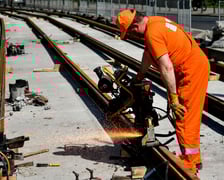 <p class="MsoNormal">Na dobre rozpoczęła się w 2020 roku. Ambicją prezydenta Jacka Sutryka była radykalna poprawa stanu istniejącej infrastruktury tramwajowej. MPK, kt&oacute;re przejęło w zarząd tory, dostało zielone światło do działania. Średnio 60 mln zł rocznie na remonty. Trudno wymienić wszystkie&nbsp;inwestycje, ale z tych największych: pl. Jana Pawła II, pl. Dominikański (ściślej skrzyżowanie ul. Oławskiej z Kołłątaja i bł. Czesława), tory na Biskupin, w al. Hallera, w ciągu ul. Żmigrodzkiej. Do tego remonty pętli, stacji transformatorowych. Wielkie przedsięwzięcie, kt&oacute;re wciąż trwa. Wymiany rozjazd&oacute;w i zwrotnic na licznych skrzyżowaniach. Takiego odmłodzenia wrocławska infrastruktura nie miała.</p>