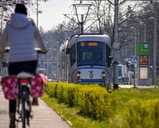 <p class="MsoNormal">Przed EURO 2012 zapanował inwestycyjny szał. Długo można wymieniać, co wtedy powstało, ale nas interesuje pierwsza od dekad duża inwestycja tramwajowa. Nowe tory połączyły stadion i osiedle Kozan&oacute;w z torowiskiem w ciągu ulic Legnickiej i Lotniczej.</p>
<p class="MsoNormal">Ta inwestycja oraz prowadzony przez magistrat program Tramwaj Plus odmieniły oblicze wrocławskiej komunikacji szynowej. Pojawiły się tramwaje dwukierunkowe &ndash; Skody 19T. Przy stadionie nie ma bowiem pętli &ndash; jest krańc&oacute;wka.</p>