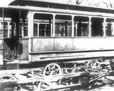 <p class="MsoNormal">22 lipca 1945 roku tramwaj zaczął kursować między zajezdnią Ołbin a pętlą Zoo. Może długość pierwszego odcinka nie była spektakularna, ale pamiętajmy, że Wrocław to była jedna wielka kupa gruzu. To zdjęcie ilustruje, w jakim stanie był tabor. Trzeba było odgruzować torowiska i naprawić trakcję. Bez koparek, dźwig&oacute;w i wywrotek, jakie znamy z dzisiejszych plac&oacute;w bud&oacute;w.</p>
<p class="MsoNormal">Do Wrocławia przyjechali tramwajarze gł&oacute;wnie z Krakowa. Niemieccy pracownicy zostali ich podwładnymi. Tę inwestycję wybraliśmy do topu, ponieważ była początkiem. Linia była sukcesywnie wydłużana, przybywało kolejnych. Poza tym, komunikacja tramwajowa nie miała praktycznie alternatywy. Autobusy w&oacute;wczas oczywiście istniały, ale nie był to wtedy jeszcze wydolny środek transportu. Rower był luksusem. Napływający mieszkańcy, jak i Ci, kt&oacute;rzy jeszcze tu byli, mogli chodzić pieszo, albo jeździć tramwajami.</p>