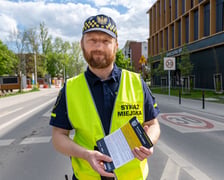 Strażnicy miejscy przez kilka dni rozdają kierowcom ulotki informujące o objazdach.