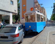 Zabytkowy tramwaj zderzył się dzisiaj (4 czerwca) z autem osobowym