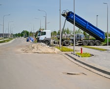 Od ronda na wysokości ul. Smardzowskiej ul. Asfaltowej brakuje jeszcze asfaltu. Na ul. Lutosławskiego do ul. Buforowej pozostały tylko prace wykończeniowe.