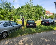 Źle zaparkowane samochody. Strażnik miejski zostawia informację o mandacie