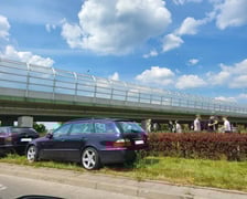 Źle zaparkowane samochody. Strażnik miejski zostawia informację o mandacie