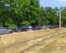 Źle zaparkowane samochody. Strażnik miejski zostawia informację o mandacie