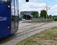 Remont ul. Legnickiej to trzy zadania. Na zdjęciu rozjazdy prowadzące do starej zajezdni Popowice, które będą wymieniane.