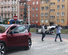 Mercedes dachował na Kazimierza Wielkiego