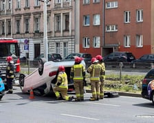 Mercedes dachował na Kazimierza Wielkiego