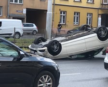 Mercedes dachował na Kazimierza Wielkiego