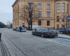 "Mistrzowie parkowania" z Wrocławia. Na zdjęciu widać auta zaparkowane na ulicach Wrocławia w nieprawidłowy sposób, w miejscach niedozwolonych