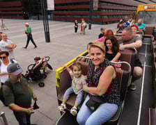 Parada autobusów nowym odcinkiem trasy autobusowo-tramwajowej na Nowy Dwór.