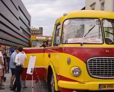 Parada autobusów nowym odcinkiem trasy autobusowo-tramwajowej na Nowy Dwór.