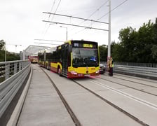 Parada autobusów nowym odcinkiem trasy autobusowo-tramwajowej na Nowy Dwór.