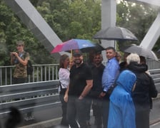 Parada autobusów nowym odcinkiem trasy autobusowo-tramwajowej na Nowy Dwór.