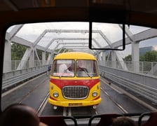 Parada autobusów nowym odcinkiem trasy autobusowo-tramwajowej na Nowy Dwór.