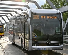 Mercedes-Benz eCitaro na nowym wiadukcie na trasie autobusowo-tramwajowej na Nowy Dwór.