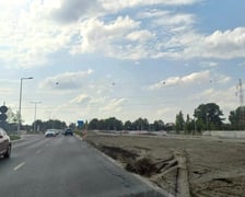 Na ul. Kosmonautów trwają prace budowlane, robotnicy układają masę bitumiczną.