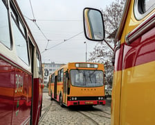 Widoki z poprzednich edycji dni otwartych w Zajezdni Popowice. Na zdjęciach zabytkowe pojazdy komunikacji miejskiej