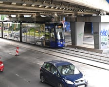 Zielona ulica Legnicka po remoncie torowiska między ulicami Zachodnią a Niedźwiedzią.