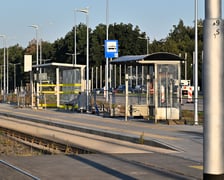 Nowe i tymczasowe wiaty przystankowe przy trasie tramwajowej na Leśnicę.