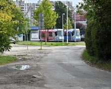<p>Tramwaje, kt&oacute;re widać na krańc&oacute;wce przy ul. Świeradowskiej, będą skręcać w ulicę działkową i dojeżdżać do Borowskiej.</p>