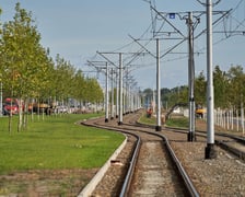 Na ulicy Kosmonautów trwają intensywne prace nie tylko na samej jezdni, ale również przy budowie dróg rowerowych, chodników oraz wiat przystankowych.