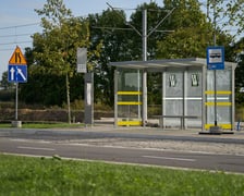 Na ulicy Kosmonautów trwają intensywne prace nie tylko na samej jezdni, ale również przy budowie dróg rowerowych, chodników oraz wiat przystankowych.