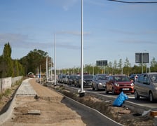 Na ulicy Kosmonautów trwają intensywne prace nie tylko na samej jezdni, ale również przy budowie dróg rowerowych, chodników oraz wiat przystankowych.