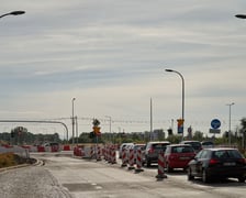 Na ulicy Kosmonautów trwają intensywne prace nie tylko na samej jezdni, ale również przy budowie dróg rowerowych, chodników oraz wiat przystankowych.