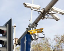 <h2>CANARD Red Light. Ż&oacute;łte kamery na skrzyżowaniach i przejazdach kolejowych</h2>
<p>W ramach systemu CANARD na skrzyżowaniach i przed przejazdami kolejowymi montowane są charakterystyczne ż&oacute;łte kamery.</p>
<p>Urządzenia, w ramach systemu Red Light automatycznie rejestrują samochody przejeżdżające na czerwonym świetle.</p>
<p>&nbsp;</p>
<p>&nbsp;</p>