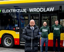 - Prezentujemy właśnie dziewięć nowych autobusów elektrycznych - mówił na pl. Wolności prezydent Jacek Sutryk.